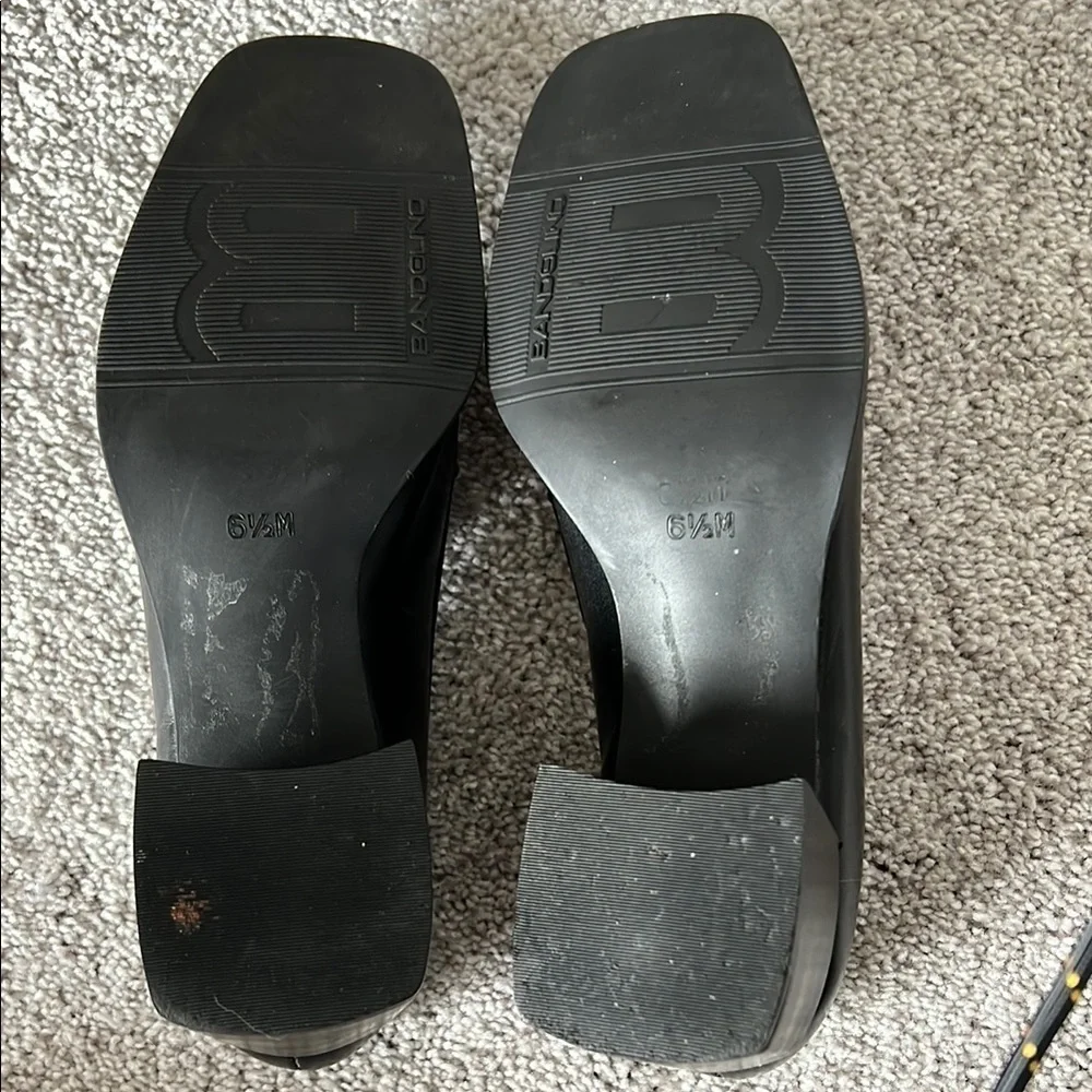Bandolino Black and Gray Loafers size 6.5 EUC